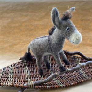 Een handgemaakt ezeltje van schapenwol