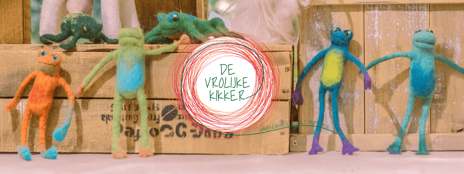 kikkers van vilt en het logo 