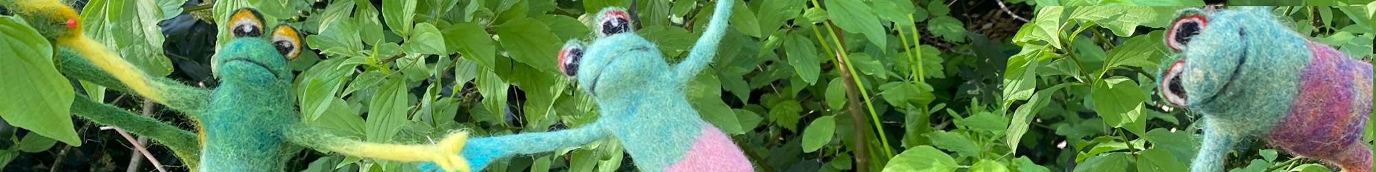 kikkers van vilt en het logo 