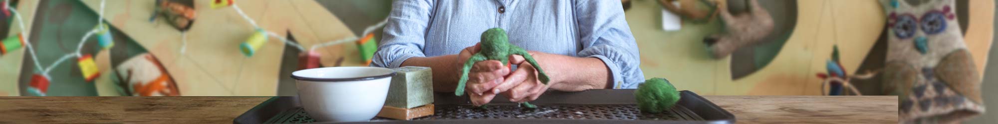 kikkers van vilt en het logo 